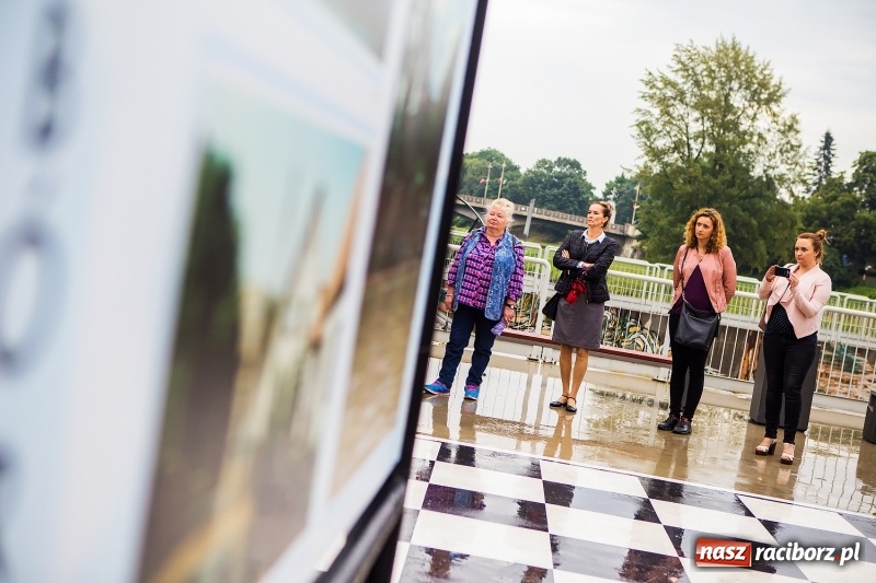 Zdjęcie w galerii na portalu naszraciborz.pl: Na przystani kajakowej można oglądać wystawę poświęconą powodzi tysiąclecia wiadomości z regionu