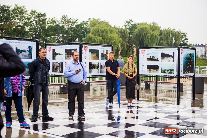Zdjęcie w galerii na portalu naszraciborz.pl: Na przystani kajakowej można oglądać wystawę poświęconą powodzi tysiąclecia wiadomości z regionu