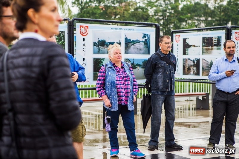 Zdjęcie w galerii na portalu naszraciborz.pl: Na przystani kajakowej można oglądać wystawę poświęconą powodzi tysiąclecia wiadomości z regionu