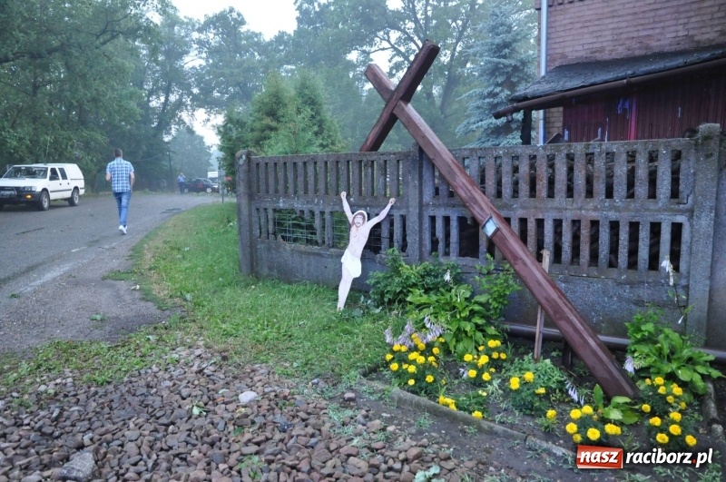 Zdjęcie w galerii na portalu naszraciborz.pl: Strażacy torowali drogę karetce do Leśnej Polany. Zablokowana droga Racibórz - Szymocice - Rudy. Zniszczenia w stadninie wiadomości z regionu