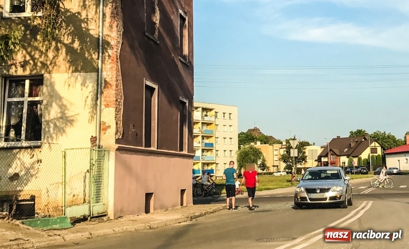 Zdjęcie w galerii na portalu naszraciborz.pl: Zderzenie motocykla i passata na Ostrogu  wiadomości z regionu