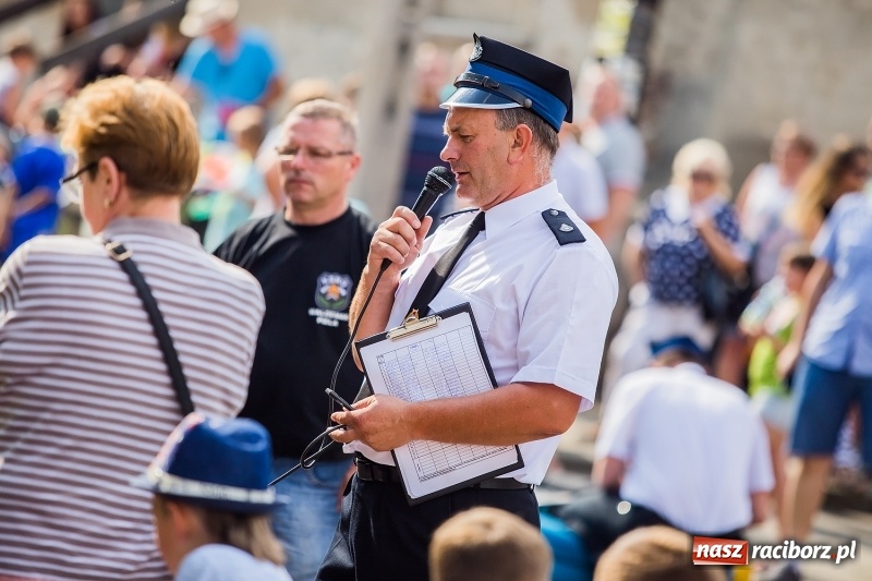 Zdjęcie w galerii na portalu naszraciborz.pl: Żelazny jak strażak w Krzanowicach. Patryk Wyglenda z pucharem prezesa OSP Krzanowice wiadomości z regionu