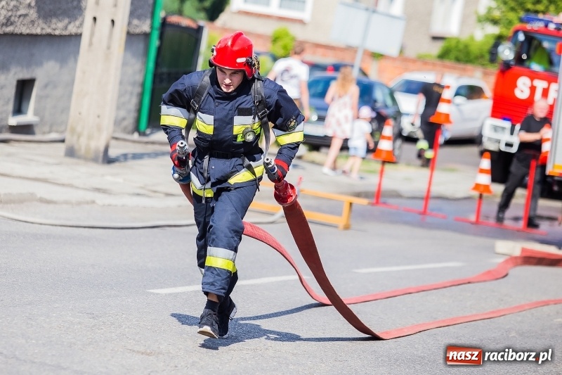 Zdjęcie w galerii na portalu naszraciborz.pl: Żelazny jak strażak w Krzanowicach. Patryk Wyglenda z pucharem prezesa OSP Krzanowice wiadomości z regionu