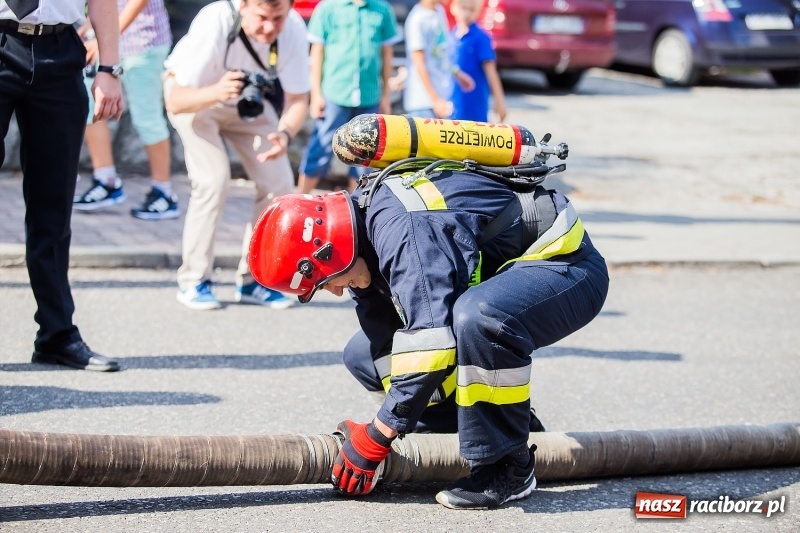 Zdjęcie w galerii na portalu naszraciborz.pl: Żelazny jak strażak w Krzanowicach. Patryk Wyglenda z pucharem prezesa OSP Krzanowice wiadomości z regionu