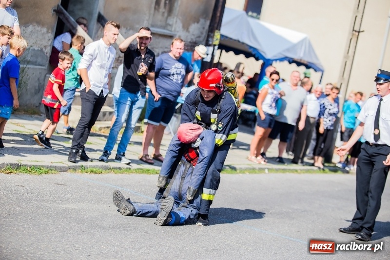 Zdjęcie w galerii na portalu naszraciborz.pl: Żelazny jak strażak w Krzanowicach. Patryk Wyglenda z pucharem prezesa OSP Krzanowice wiadomości z regionu