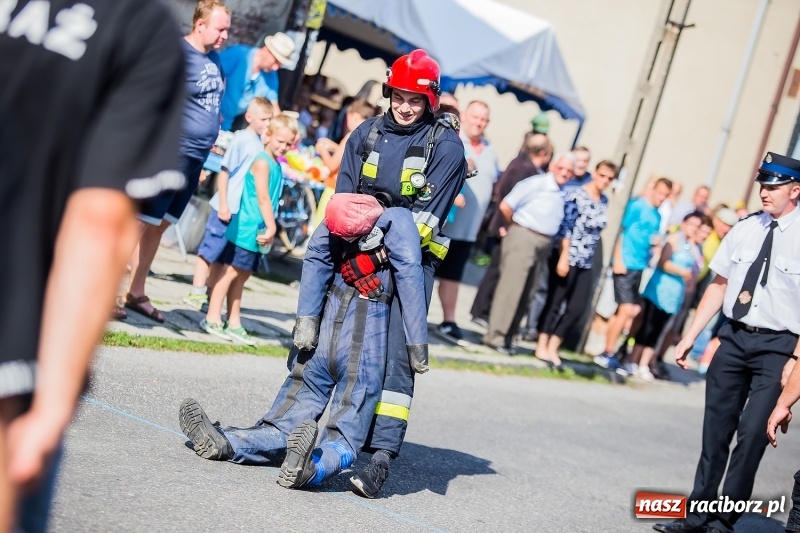 Zdjęcie w galerii na portalu naszraciborz.pl: Żelazny jak strażak w Krzanowicach. Patryk Wyglenda z pucharem prezesa OSP Krzanowice wiadomości z regionu
