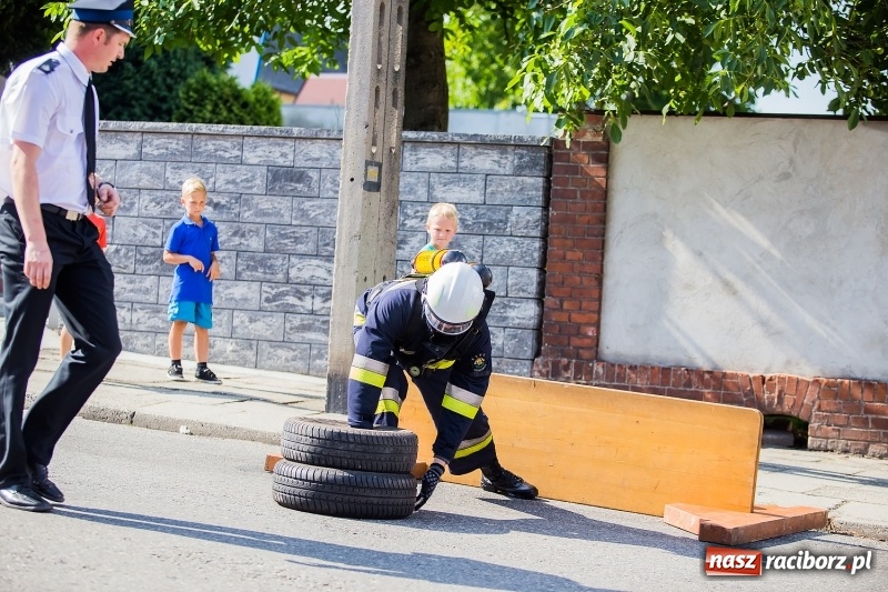 Zdjęcie w galerii na portalu naszraciborz.pl: Żelazny jak strażak w Krzanowicach. Patryk Wyglenda z pucharem prezesa OSP Krzanowice wiadomości z regionu