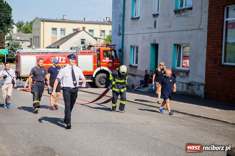Zdjęcie w galerii na portalu naszraciborz.pl: Żelazny jak strażak w Krzanowicach. Patryk Wyglenda z pucharem prezesa OSP Krzanowice wiadomości z regionu