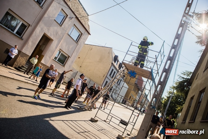 Zdjęcie w galerii na portalu naszraciborz.pl: Żelazny jak strażak w Krzanowicach. Patryk Wyglenda z pucharem prezesa OSP Krzanowice wiadomości z regionu