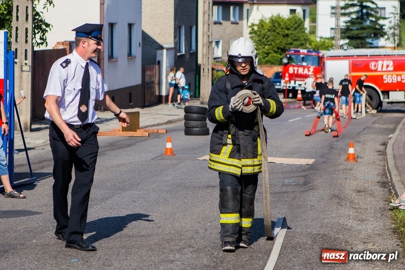 Zdjęcie w galerii na portalu naszraciborz.pl: Żelazny jak strażak w Krzanowicach. Patryk Wyglenda z pucharem prezesa OSP Krzanowice wiadomości z regionu