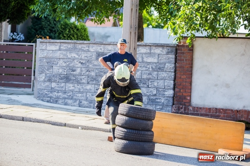 Zdjęcie w galerii na portalu naszraciborz.pl: Żelazny jak strażak w Krzanowicach. Patryk Wyglenda z pucharem prezesa OSP Krzanowice wiadomości z regionu