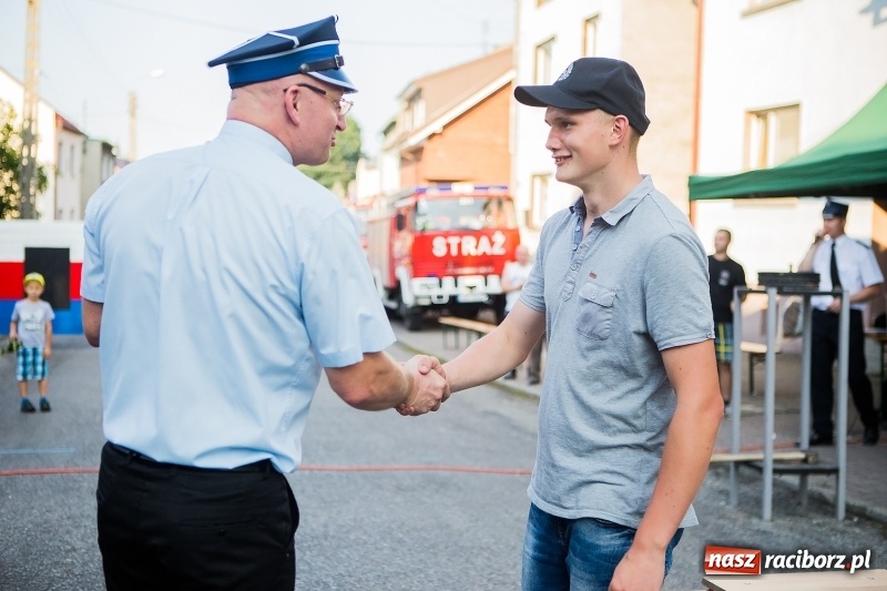 Zdjęcie w galerii na portalu naszraciborz.pl: Żelazny jak strażak w Krzanowicach. Patryk Wyglenda z pucharem prezesa OSP Krzanowice wiadomości z regionu