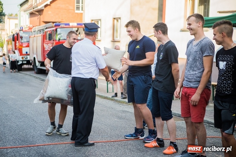 Zdjęcie w galerii na portalu naszraciborz.pl: Żelazny jak strażak w Krzanowicach. Patryk Wyglenda z pucharem prezesa OSP Krzanowice wiadomości z regionu