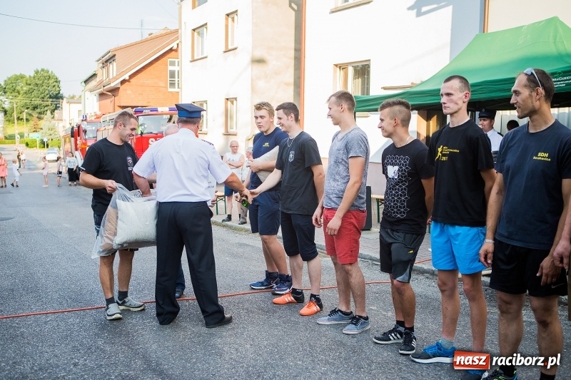 Zdjęcie w galerii na portalu naszraciborz.pl: Żelazny jak strażak w Krzanowicach. Patryk Wyglenda z pucharem prezesa OSP Krzanowice wiadomości z regionu