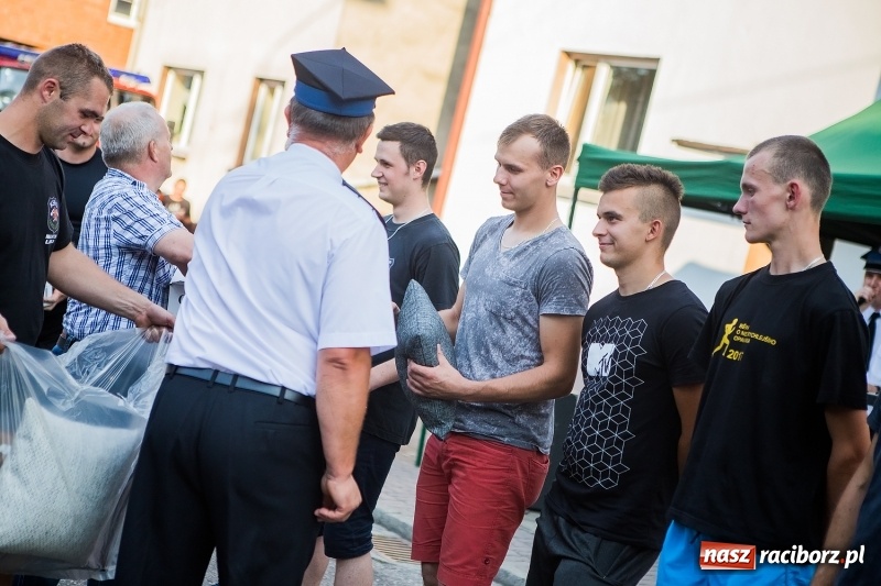 Zdjęcie w galerii na portalu naszraciborz.pl: Żelazny jak strażak w Krzanowicach. Patryk Wyglenda z pucharem prezesa OSP Krzanowice wiadomości z regionu