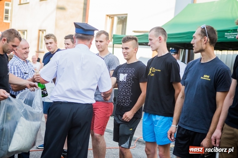 Zdjęcie w galerii na portalu naszraciborz.pl: Żelazny jak strażak w Krzanowicach. Patryk Wyglenda z pucharem prezesa OSP Krzanowice wiadomości z regionu