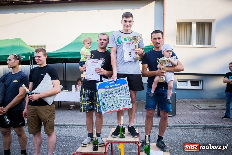 Zdjęcie w galerii na portalu naszraciborz.pl: Żelazny jak strażak w Krzanowicach. Patryk Wyglenda z pucharem prezesa OSP Krzanowice wiadomości z regionu