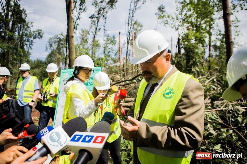 Zdjęcie w galerii na portalu naszraciborz.pl: Sprzątanie lasów wokół Kuźni potrwa 2 lata. Straty mogą przekroczyć 85 mln zł. Szef polskich leśników gościł dziś w naszym powiecie wiadomości z regionu