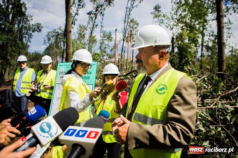 Zdjęcie w galerii na portalu naszraciborz.pl: Sprzątanie lasów wokół Kuźni potrwa 2 lata. Straty mogą przekroczyć 85 mln zł. Szef polskich leśników gościł dziś w naszym powiecie wiadomości z regionu