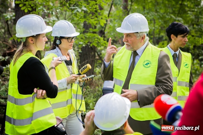 Zdjęcie w galerii na portalu naszraciborz.pl: Sprzątanie lasów wokół Kuźni potrwa 2 lata. Straty mogą przekroczyć 85 mln zł. Szef polskich leśników gościł dziś w naszym powiecie wiadomości z regionu
