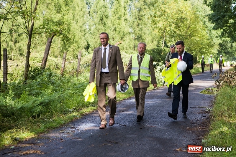 Zdjęcie w galerii na portalu naszraciborz.pl: Sprzątanie lasów wokół Kuźni potrwa 2 lata. Straty mogą przekroczyć 85 mln zł. Szef polskich leśników gościł dziś w naszym powiecie wiadomości z regionu