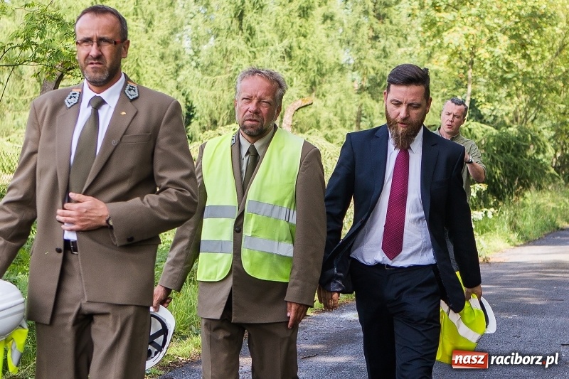 Zdjęcie w galerii na portalu naszraciborz.pl: Sprzątanie lasów wokół Kuźni potrwa 2 lata. Straty mogą przekroczyć 85 mln zł. Szef polskich leśników gościł dziś w naszym powiecie wiadomości z regionu