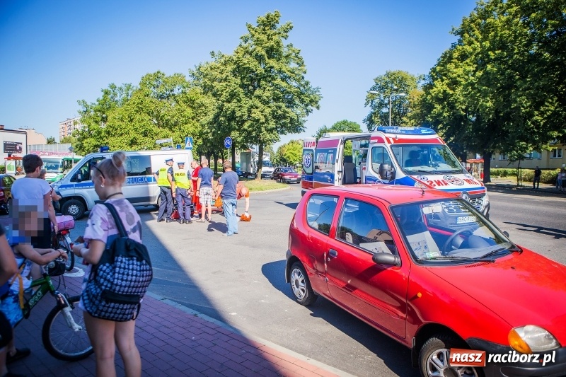 Zdjęcie w galerii na portalu naszraciborz.pl: Na skrzyżowaniu Opawskiej i Polnej doszło do potrącenia kobiety wiadomości z regionu