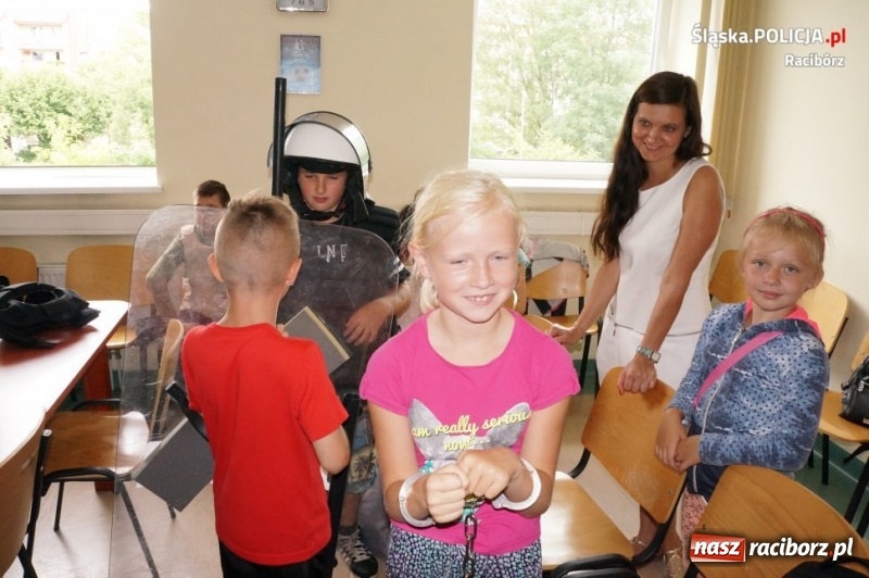 Zdjęcie w galerii na portalu naszraciborz.pl: Podczas półkolonii zobaczyli, jak pracują raciborscy policjanci  wiadomości z regionu