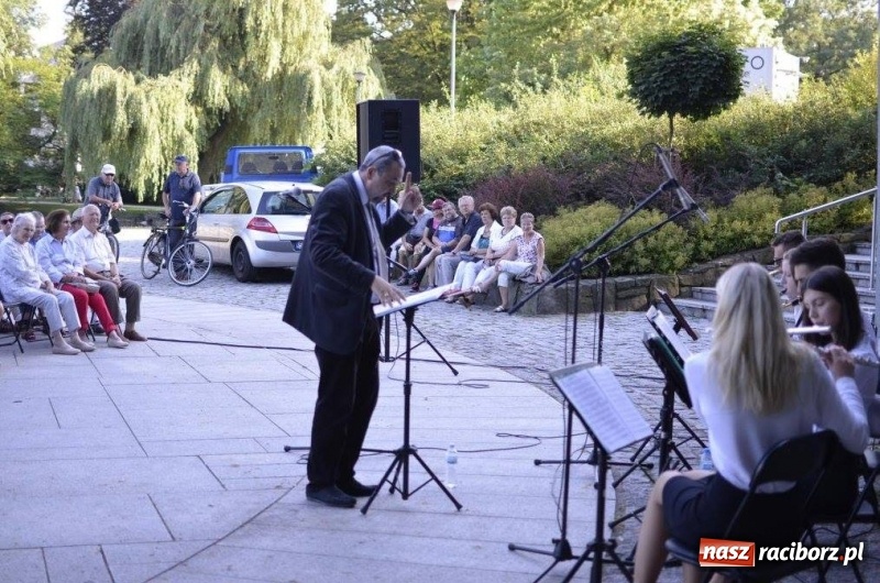 Zdjęcie w galerii na portalu naszraciborz.pl: Evergreeny w scenerii parku Roth  wiadomości z regionu
