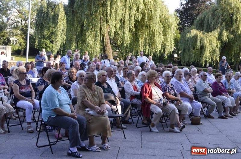 Zdjęcie w galerii na portalu naszraciborz.pl: Evergreeny w scenerii parku Roth  wiadomości z regionu