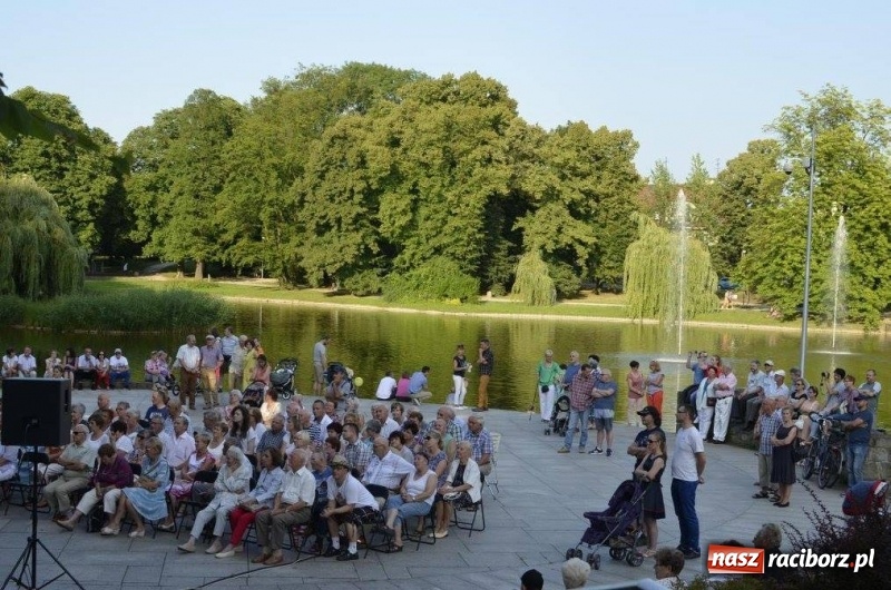 Zdjęcie w galerii na portalu naszraciborz.pl: Evergreeny w scenerii parku Roth  wiadomości z regionu