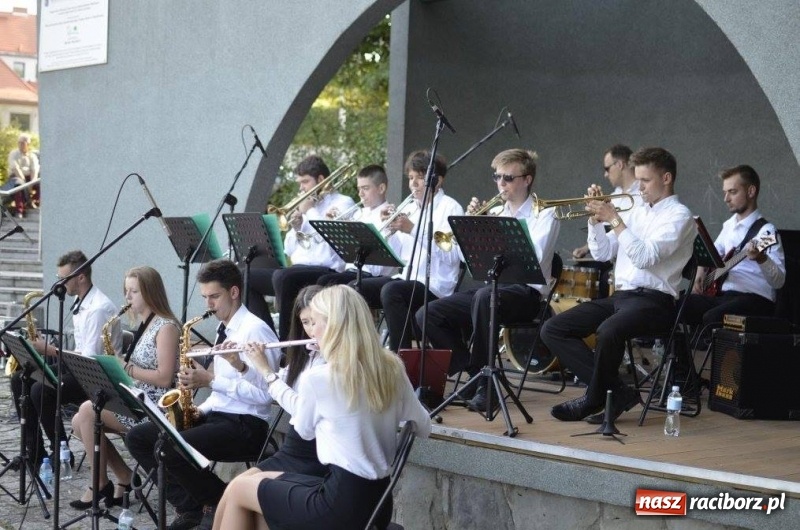 Zdjęcie w galerii na portalu naszraciborz.pl: Evergreeny w scenerii parku Roth  wiadomości z regionu