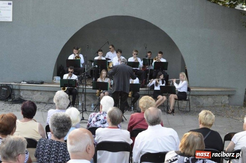 Zdjęcie w galerii na portalu naszraciborz.pl: Evergreeny w scenerii parku Roth  wiadomości z regionu