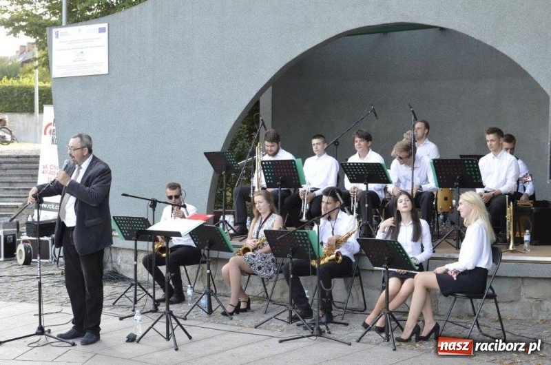 Zdjęcie w galerii na portalu naszraciborz.pl: Evergreeny w scenerii parku Roth  wiadomości z regionu