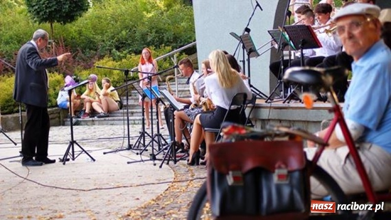 Zdjęcie w galerii na portalu naszraciborz.pl: Evergreeny w scenerii parku Roth  wiadomości z regionu