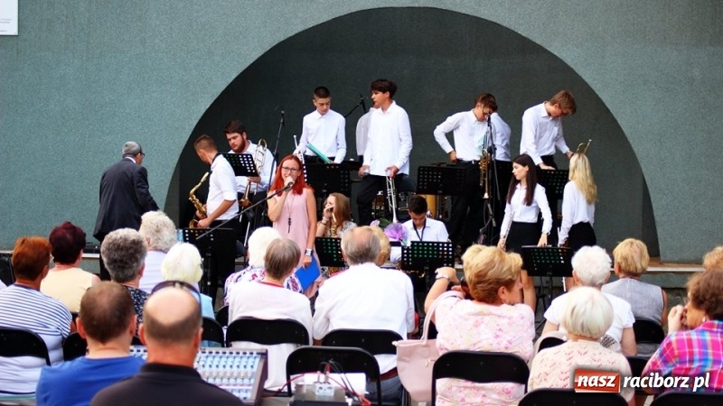 Zdjęcie w galerii na portalu naszraciborz.pl: Evergreeny w scenerii parku Roth  wiadomości z regionu