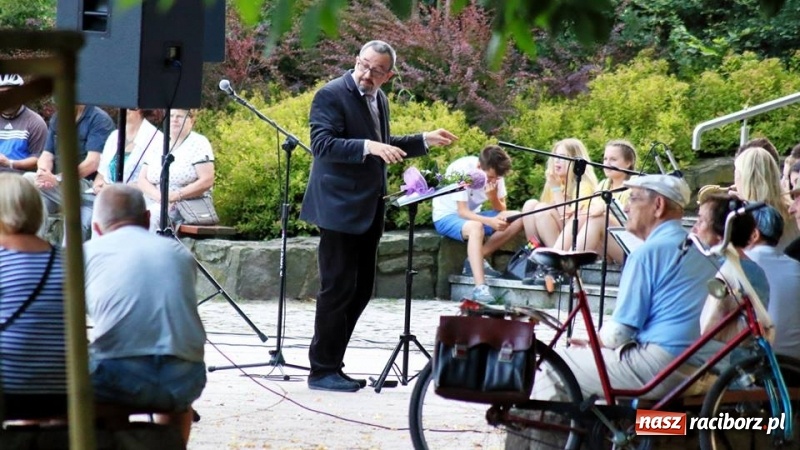 Zdjęcie w galerii na portalu naszraciborz.pl: Evergreeny w scenerii parku Roth  wiadomości z regionu