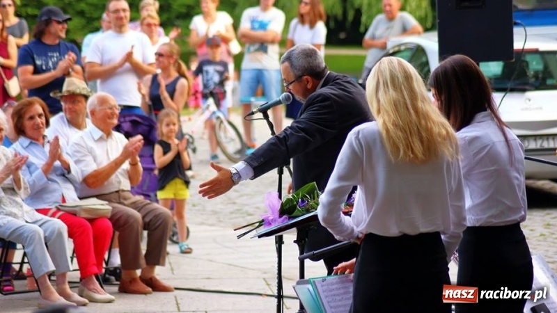 Zdjęcie w galerii na portalu naszraciborz.pl: Evergreeny w scenerii parku Roth  wiadomości z regionu