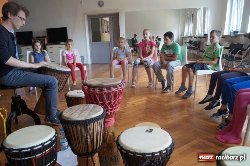 Zdjęcie w galerii na portalu naszraciborz.pl: Dziś bębny i pismo Aborygenów. Trwa podróż z Nędzy do Australii  wiadomości z regionu