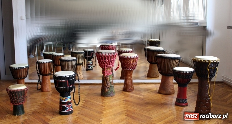 Zdjęcie w galerii na portalu naszraciborz.pl: Dziś bębny i pismo Aborygenów. Trwa podróż z Nędzy do Australii  wiadomości z regionu