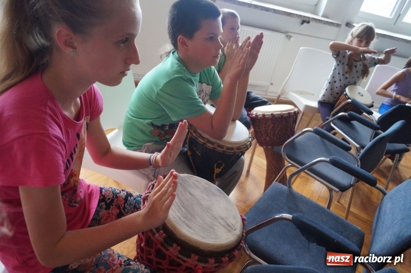 Zdjęcie w galerii na portalu naszraciborz.pl: Dziś bębny i pismo Aborygenów. Trwa podróż z Nędzy do Australii  wiadomości z regionu