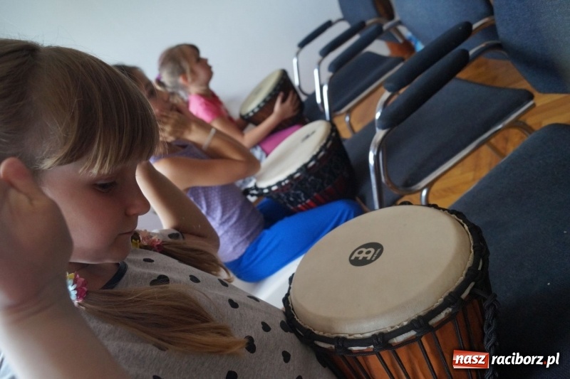 Zdjęcie w galerii na portalu naszraciborz.pl: Dziś bębny i pismo Aborygenów. Trwa podróż z Nędzy do Australii  wiadomości z regionu