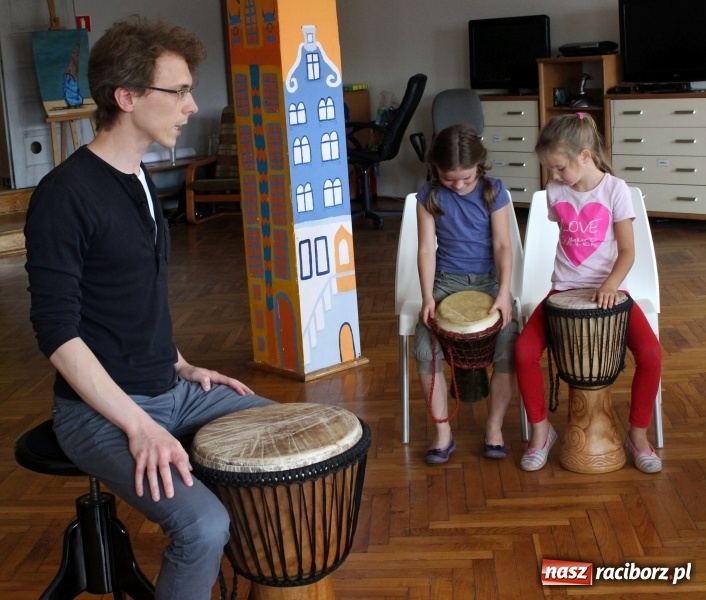 Zdjęcie w galerii na portalu naszraciborz.pl: Dziś bębny i pismo Aborygenów. Trwa podróż z Nędzy do Australii  wiadomości z regionu