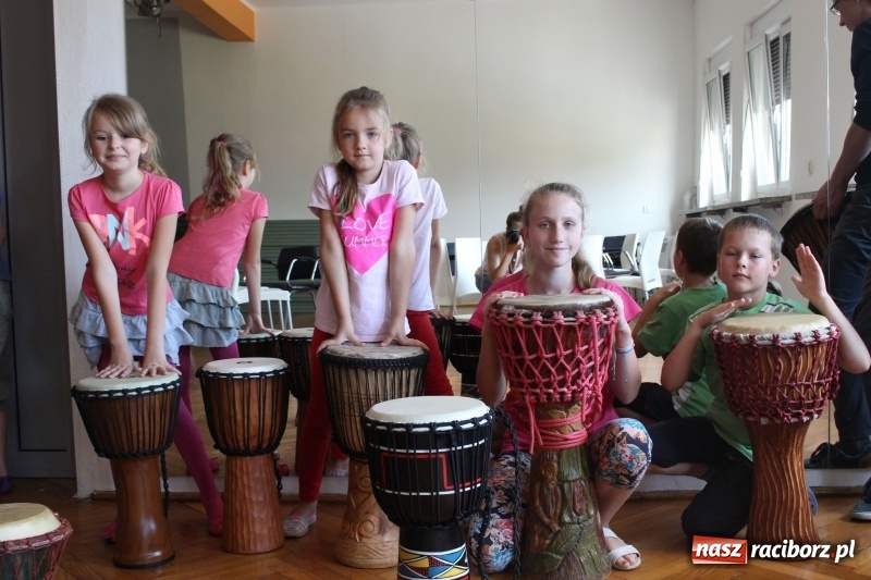 Zdjęcie w galerii na portalu naszraciborz.pl: Dziś bębny i pismo Aborygenów. Trwa podróż z Nędzy do Australii  wiadomości z regionu