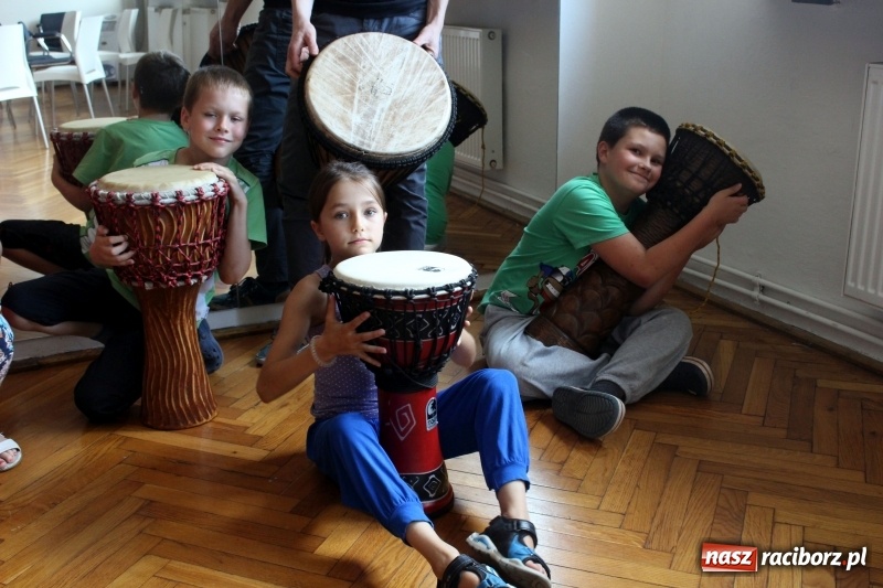 Zdjęcie w galerii na portalu naszraciborz.pl: Dziś bębny i pismo Aborygenów. Trwa podróż z Nędzy do Australii  wiadomości z regionu
