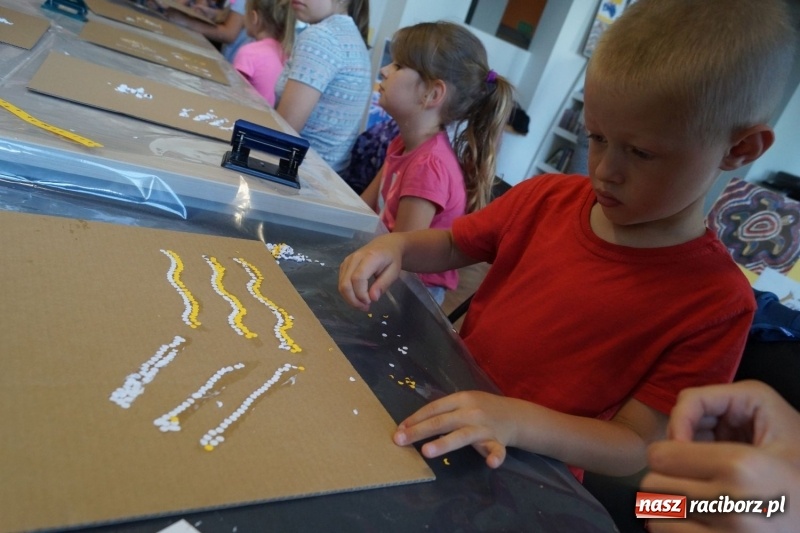 Zdjęcie w galerii na portalu naszraciborz.pl: Dziś bębny i pismo Aborygenów. Trwa podróż z Nędzy do Australii  wiadomości z regionu