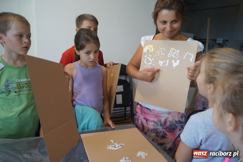 Zdjęcie w galerii na portalu naszraciborz.pl: Dziś bębny i pismo Aborygenów. Trwa podróż z Nędzy do Australii  wiadomości z regionu