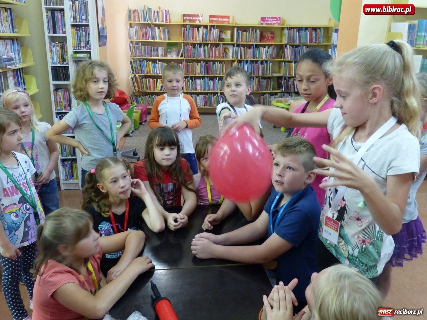 Zdjęcie w galerii na portalu naszraciborz.pl: Dzień Piegów, czyli kolejne nietypowe święto Lata z biblioteką wiadomości z regionu