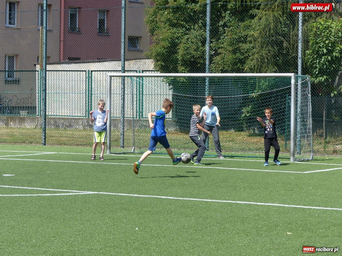 Zdjęcie w galerii na portalu naszraciborz.pl: Dzień Piegów, czyli kolejne nietypowe święto Lata z biblioteką wiadomości z regionu