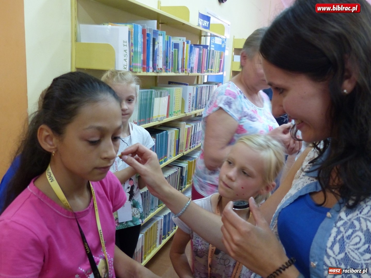 Zdjęcie w galerii na portalu naszraciborz.pl: Dzień Piegów, czyli kolejne nietypowe święto Lata z biblioteką wiadomości z regionu